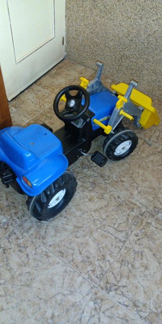 Tractor a pedales New Holland + REGALO camión.