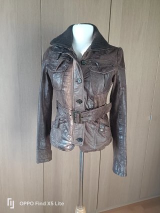 Chaqueta de piel marrón con cinturón
