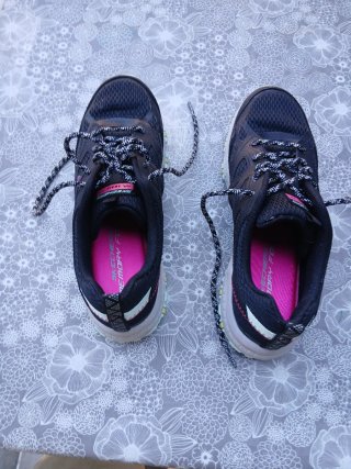 Zapatillas Skechers Trail Mujer Negro y Rosa