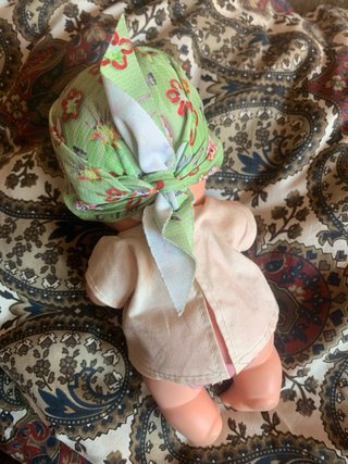 Muñeca Juegaterapia Pelón con pañuelo