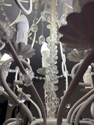 Lámpara colgante blanca con lágrimas de cristal y