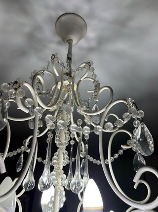 Lámpara colgante blanca con lágrimas de cristal y