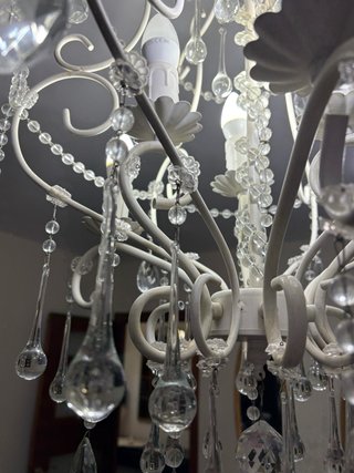 Lámpara colgante blanca con lágrimas de cristal y
