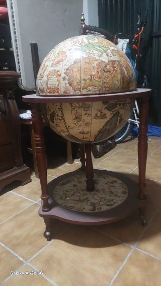 Globo terráqueo decorativo de madera