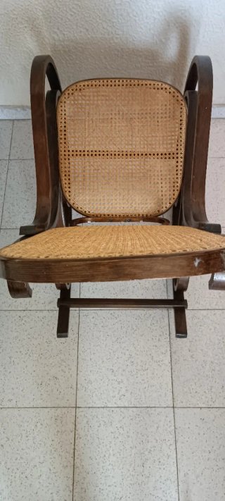Mecedora de madera y ratán