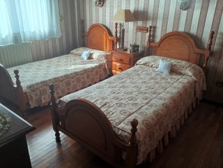 Dormitorio: 2 camas madera y mesilla