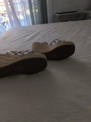 Sandalias cuña plateadas y beige