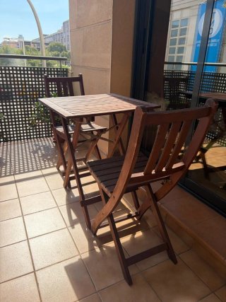 Conjunto mesa y 2 sillas de madera