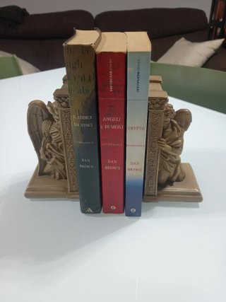Trilogia Dan Brown con reggilbri "Angeli e Demoni"