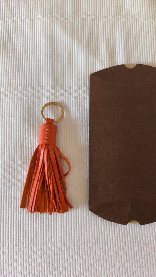 Adorno para bolso de piel naranja