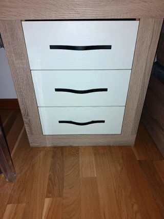 Comodino con 3 cassetti