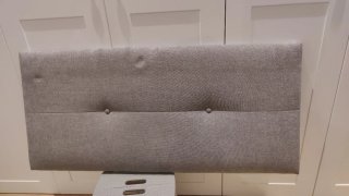 Cabecero de cama gris de tela