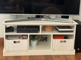 Mueble almacenaje blanco sin las cajas.