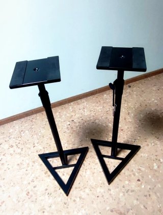 2 soportes de suelo para monitores de estudio.
