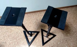 2 soportes de suelo para monitores de estudio.