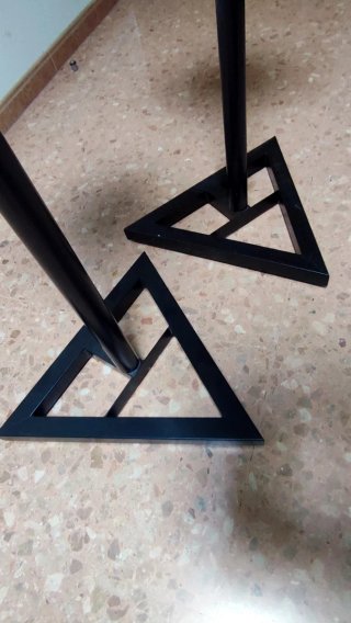 2 soportes de suelo para monitores de estudio.