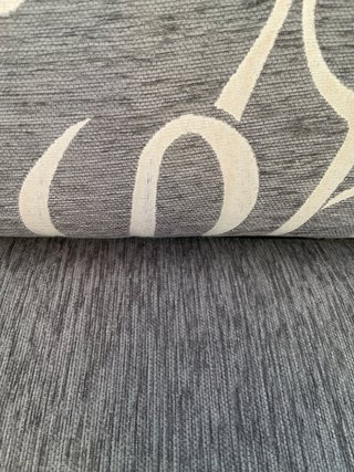 Sofá 2 plazas gris con cojines estampados