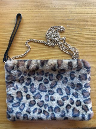 Pochette maculata con tracolla a catena