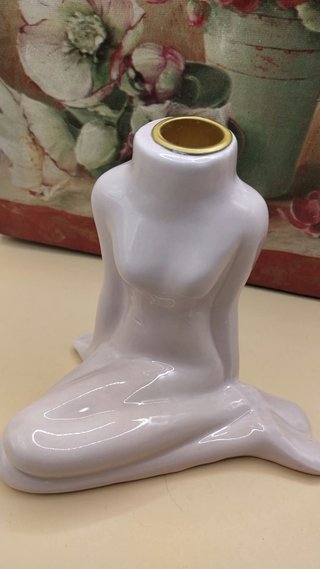 Portacandele donna seduta rosa oro