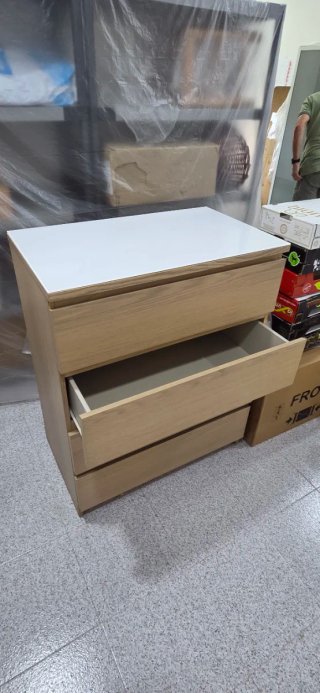 Cajonera Malm beige y blanca