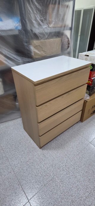 Cajonera Malm beige y blanca