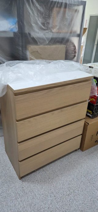 Cajonera Malm beige y blanca