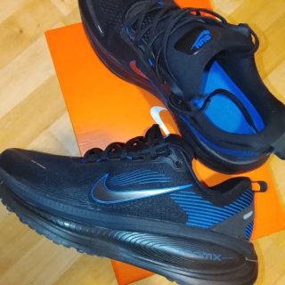 Nike Vomero 18 Negro/Azul Original muy importante
