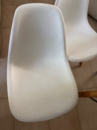 Mesa redonda estilo nórdico con dos sillas
