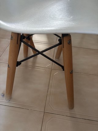 Mesa redonda estilo nórdico con dos sillas