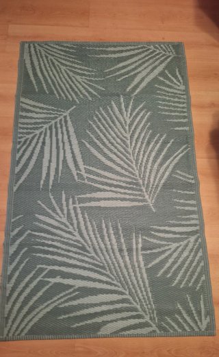 Alfombra verde con diseño de hojas