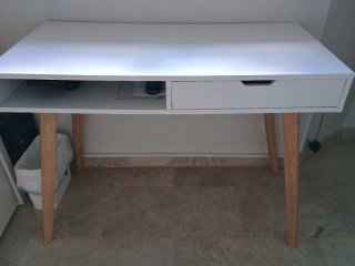 Mesa de estudio blanca y madera
