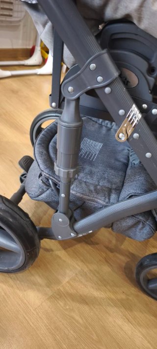 Carrito de bebé gris