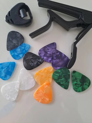 Cejilla, púas y porta púas guitarra