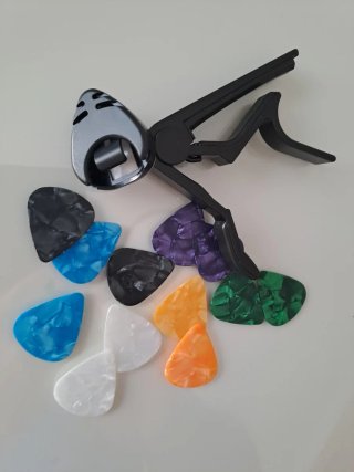 Cejilla, púas y porta púas guitarra