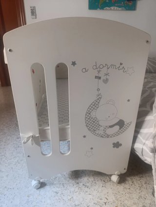 Cuna blanca con ruedas + regalo colchón y chichone