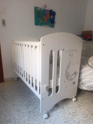 Cuna blanca con ruedas + regalo colchón y chichone
