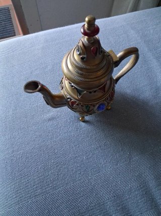 Tetera de latón decorada