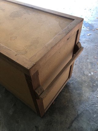 Baúl de madera con ruedas