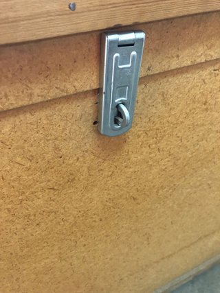Baúl de madera con ruedas