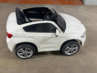 Coche eléctrico infantil blanco