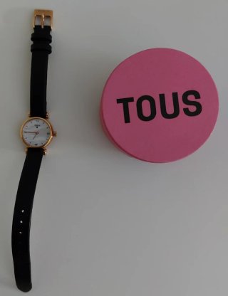 Reloj Tous correa piel negra y detalles dorados