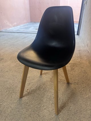 2 Sillas Diseño Nórdico Negras Patas Madera