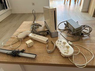 Nintendo Wii + 8 juegos + Guitarra