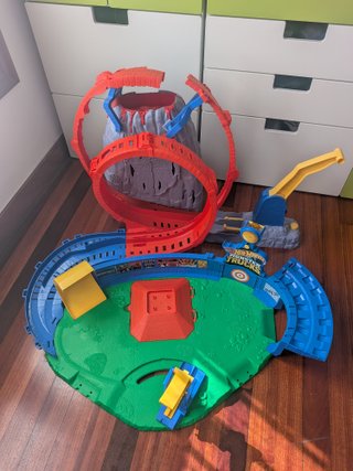 Hot Wheels Monster Trucks Volcán de arena T-Rex