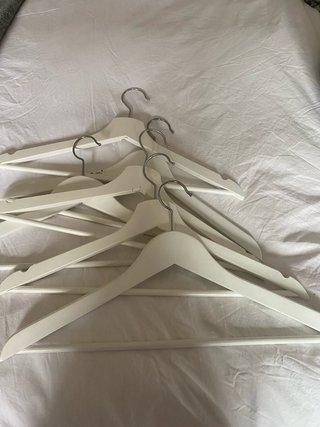 Perchas de madera blancas (pack)