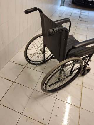 Silla ruedas,no tiene reposa pies de ahí el precio