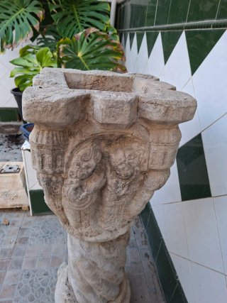 Macetero de piedra antiguo