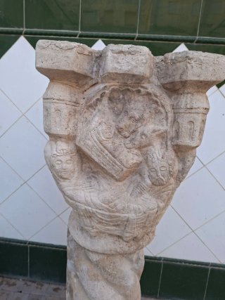 Macetero de piedra antiguo