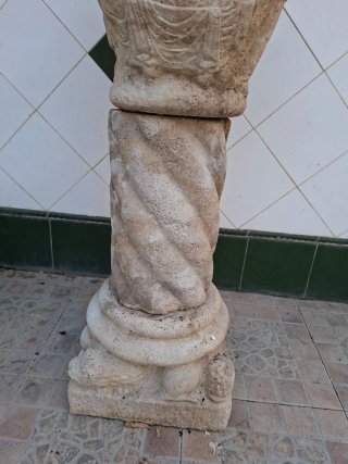 Macetero de piedra antiguo