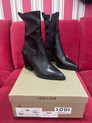 Botines Lodi Love negros tachuelas y tacón 39